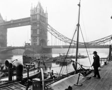 Tower Bridge, Stepney, Tower Hamlets, London. Creator: George Davison Reid