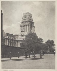 Tower Hill. From the album: Photograph album - London, 1920s. Creator: Harry Moult