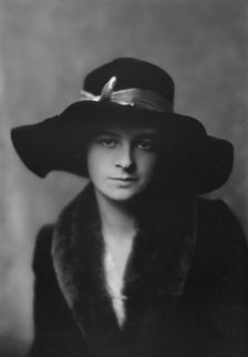 Townsend, Phyllis, Miss, portrait photograph, 1917 Dec. Creator: Arnold Genthe