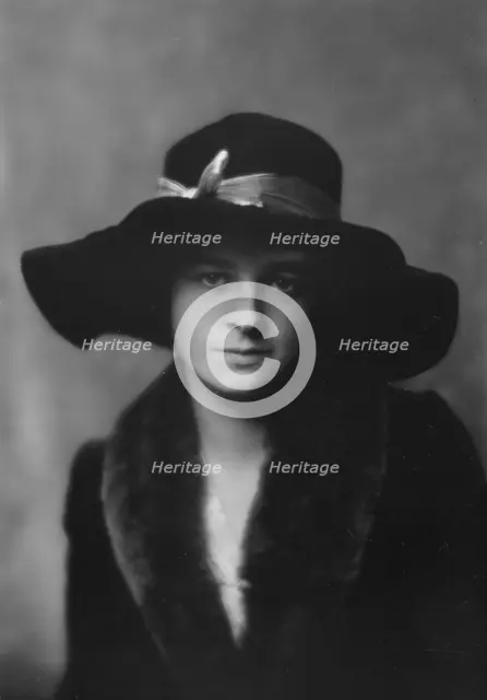 Townsend, Phyllis, Miss, portrait photograph, 1917 Dec. Creator: Arnold Genthe.