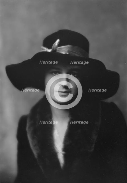 Townsend, Phyllis, Miss, portrait photograph, 1917 Dec. Creator: Arnold Genthe.