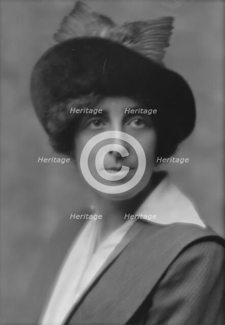Todd, Helen, portrait photograph, 1913. Creator: Arnold Genthe.
