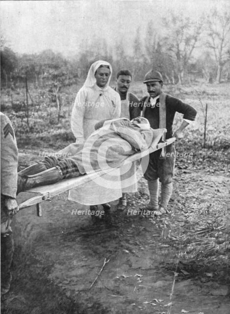 'Tombe dans la bataille pour Douaumont; le corps du generalde brigade Ancelm rapporte a l'ambulance' Creator: Unknown.