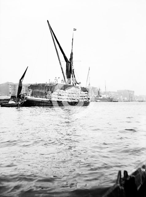 Topsail barge on the Thames with its top mast lowered, London, c1905. Artist: Unknown