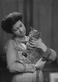 Taylor, A., Miss, with Buzzer the cat, portrait photograph, 1916 Mar. 2. Creator: Arnold Genthe