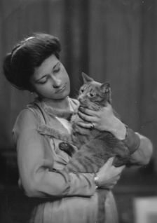 Taylor, A., Miss, with Buzzer the cat, portrait photograph, 1916 Mar. 2. Creator: Arnold Genthe