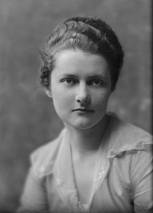 Taylor, J., Miss, portrait photograph, 1916 May 10. Creator: Arnold Genthe