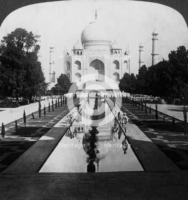 Taj Mahal, Agra, Uttar Pradesh, India.Artist: Underwood & Underwood