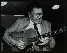 Tal Farlow playing the guitar at The Bell, Codicote, Hertfordshire, 18 May 1986. Creator: Denis Williams