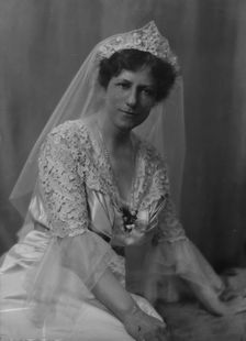Talcott, J.F., Mrs., portrait photograph, 1917 May 9. Creator: Arnold Genthe