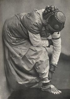 Tamulin mit Fuss- und Kopfschmuck 1926