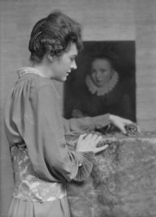 Tanner, Rhoda, Miss (Mrs. Doubleday), portrait photograph, 1915 Mar. 17. Creator: Arnold Genthe