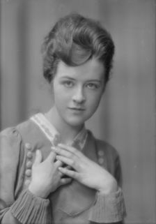 Tanner, Rhoda, Miss (Mrs. Doubleday), portrait photograph, 1915 Mar. 17. Creator: Arnold Genthe