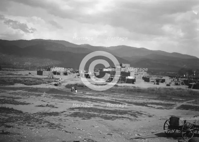 [Taos Pueblo, New Mexico], between 1899 and 1928. Creator: Arnold Genthe.