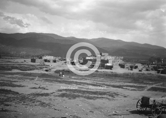 [Taos Pueblo, New Mexico], between 1899 and 1928. Creator: Arnold Genthe.