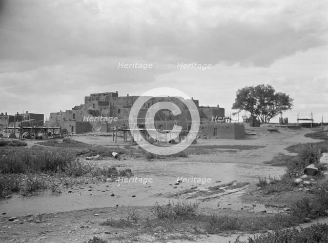 [Taos Pueblo, New Mexico], between 1899 and 1928. Creator: Arnold Genthe.
