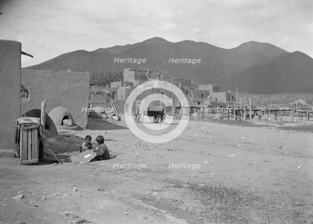 [Taos Pueblo, New Mexico], between 1899 and 1928. Creator: Arnold Genthe.