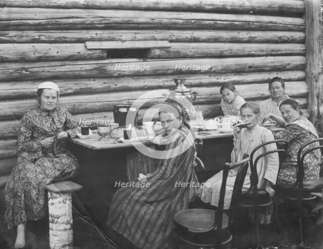 Teatime at the Outhouse. Preobrazhenskaya Street, 1906. Creator: Unknown.