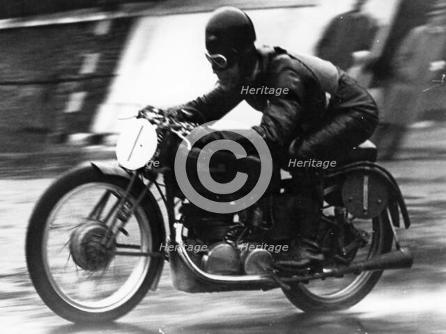 Ted Mellors winning the Lightweight TT Isle of Man race, on a 1939 Benelli, 1939. Artist: Unknown