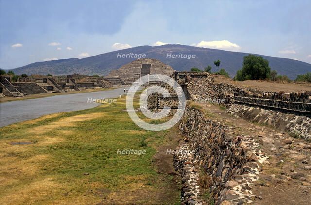 Teotihuacan, 'Avenue of Death', walkway that extends from south to north at whose sides are place…