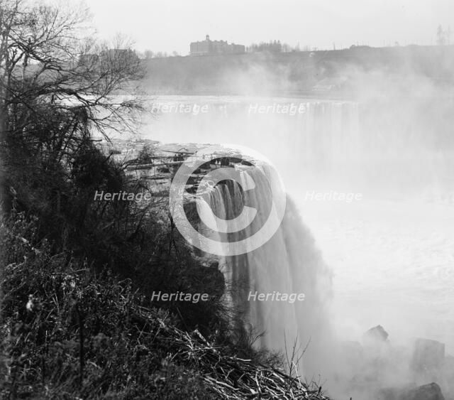 Terrapin Point, Goat Island, Horseshoe Falls, Niagara Falls, N.Y., between 1900 and 1915. Creator: Unknown.