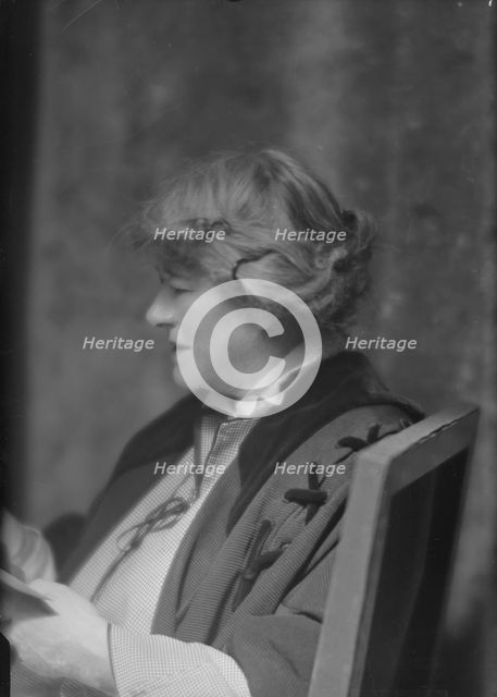 Terry, Ellen, Miss, portrait photograph, 1915. Creator: Arnold Genthe.
