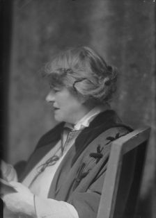Terry, Ellen, Miss, portrait photograph, 1915. Creator: Arnold Genthe