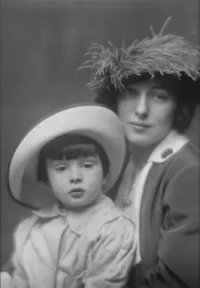 Thaw, Evelyn Nesbit, Mrs., and boy, portrait photograph, 1913. Creator: Arnold Genthe