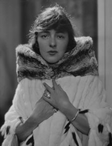 Thaw, Evelyn Nesbit, Mrs., portrait photograph, between 1913 and 1942. Creator: Arnold Genthe