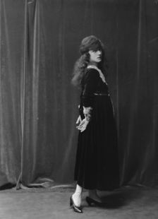 Thaw, Evelyn Nesbit, Mrs., portrait photograph, between 1913 and 1942. Creator: Arnold Genthe