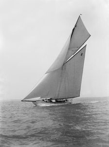 The 15 Metre cutter Ma'oona sailing close-hauled, 1914. Creator: Kirk & Sons of Cowes