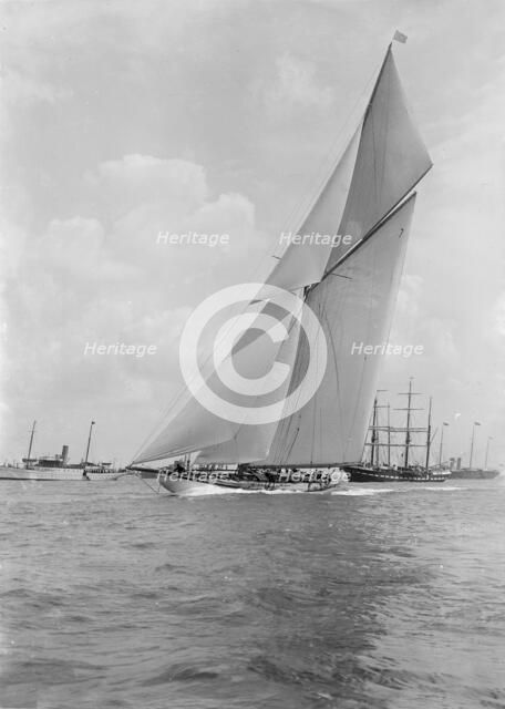 The 179 ton cutter 'White Heather' sailing close-hauled, 1924. Creator: Kirk & Sons of Cowes.