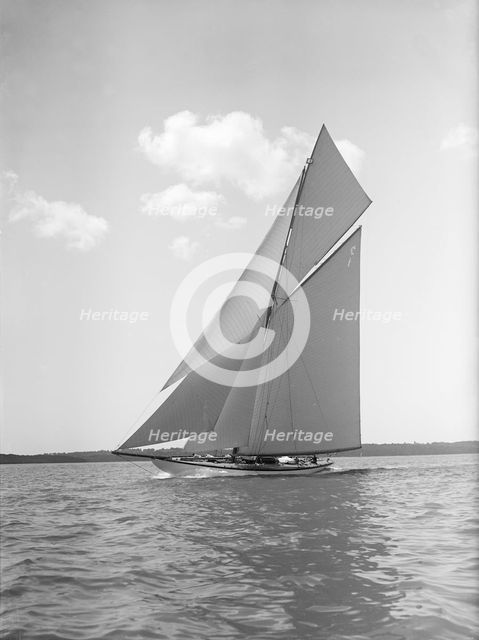 The 19-metre class 'Mariquita' sailing close-hauled, 1910. Creator: Kirk & Sons of Cowes.