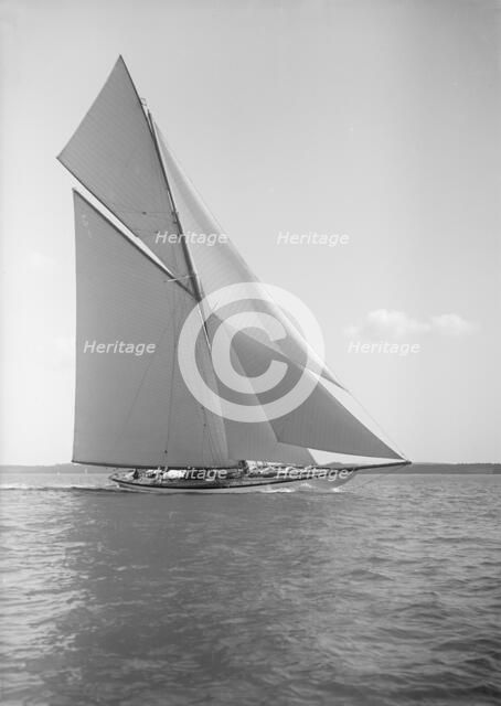 The 19-metre class 'Mariquita' sailing close-hauled, 1910. Creator: Kirk & Sons of Cowes.