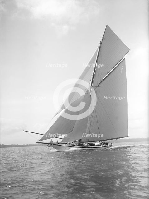 The 19-metre class 'Mariquita' sailing close-hauled, 1911. Creator: Kirk & Sons of Cowes.