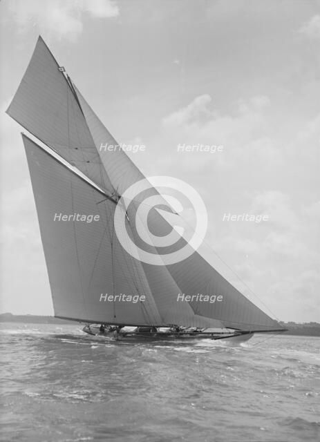 The 19-metre class 'Mariquita' sailing close-hauled, 1911. Creator: Kirk & Sons of Cowes.