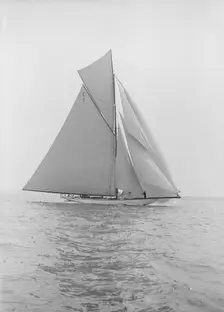 The 19-metre class Mariquita sailing downwind, 1913. Creator: Kirk & Sons of Cowes