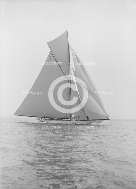 The 19-metre class 'Mariquita' sailing downwind, 1913.  Creator: Kirk & Sons of Cowes.