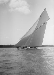 The 19-metre class Corona close-hauled, 1911. Creator: Kirk & Sons of Cowes