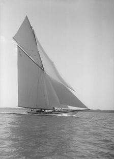 The 19-metre class Corona close-hauled, 1911. Creator: Kirk & Sons of Cowes