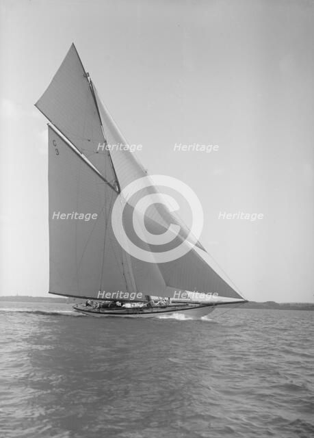 The 19-metre class 'Corona' close-hauled, 1911. Creator: Kirk & Sons of Cowes.