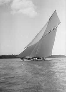 The 19-metre class Corona close-hauled, 1911. Creator: Kirk & Sons of Cowes