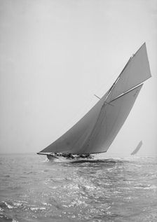 The 19-metre class Corona close-hauled, 1911. Creator: Kirk & Sons of Cowes