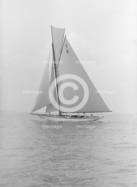 The 10 Metre class 'Eleda' (F6) sailing close-hauled, 1913. Creator: Kirk & Sons of Cowes.