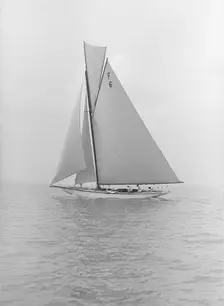 The 10 Metre class Eleda (F6) sailing close-hauled, 1913. Creator: Kirk & Sons of Cowes