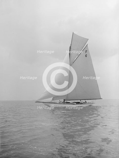The 10 Metre class 'Eleda' (F6) sailing close-hauled, 1913. Creator: Kirk & Sons of Cowes.