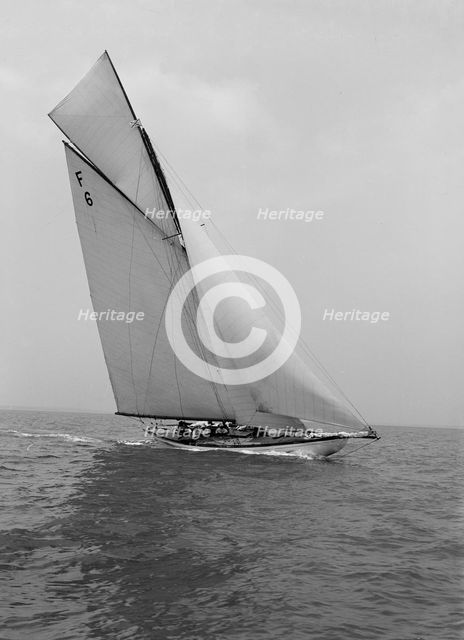 The 10 Metre class 'Eleda' (F6) sailing close-hauled, 1914. Creator: Kirk & Sons of Cowes.