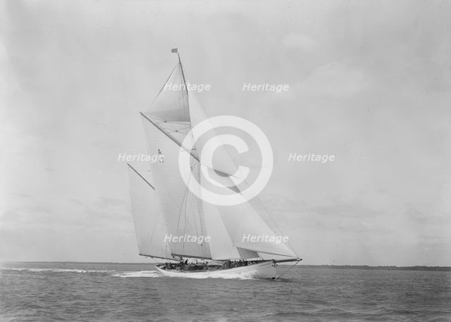 The 118 foot racing yacht 'Cariad' making good headway, 1933. Creator: Kirk & Sons of Cowes.