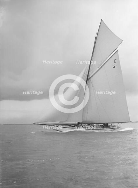The 12 Metre 'Ierne' sailing close-hauled, 1912. Creator: Kirk & Sons of Cowes.