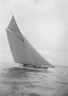 The 12 Metre yacht Alachie makes swift progress upwind, 1911. Creator: Kirk & Sons of Cowes
